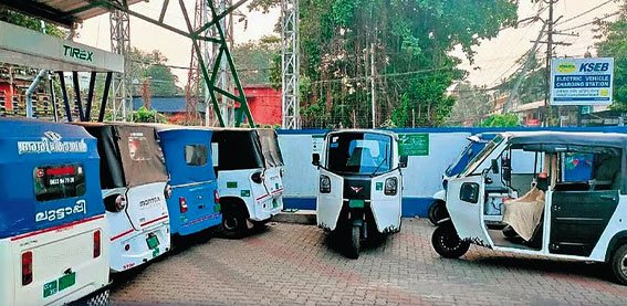 ഓട്ടോ സ്റ്റാന്റുകള്‍ സ്മാര്‍ട്ട് ഹബ്ബാക്കും; ഇ- ഓട്ടോ വാങ്ങുന്നവര്‍ക്ക് 40, 000 രൂപ സ്‌ക്രാപ്പേജ് ബോണസ്, കൂടാതെ പലിശ ഇളവും