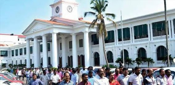 സര്‍ക്കാര്‍ ജീവനക്കാര്‍ക്ക് ശനിയാഴ്ചയും അവധി?; ചീഫ് സെക്രട്ടറി വിളിച്ച യോഗം ഇന്ന്