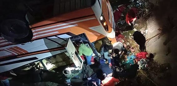 നേപ്പാളില്‍ ബസ് നദിയിലേക്ക് മറിഞ്ഞു; 18 മരണം; 27 പേര്‍ക്ക് പരിക്ക്മറിഞ്ഞു; 18 മരണം; 27 പേര്‍ക്ക് പരിക്ക്