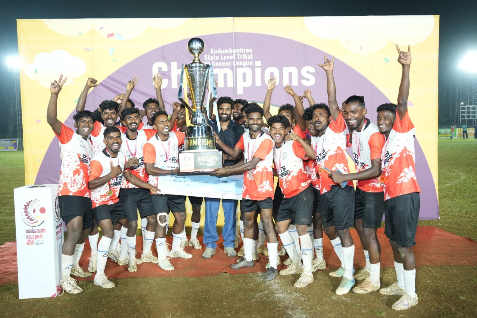 വയനാട്ടില്‍ കാസര്‍ഗോഡിന്റെ കിരീടവേട്ട; പ്രഥമ കുടുംബശ്രീ ട്രൈബല്‍ സോക്കര്‍ ലീഗില്‍ ഇരട്ട വിജയം