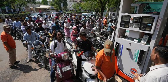 കിംവദന്തികളില്‍ പരിഭ്രാന്തരായി വാങ്ങിക്കൂട്ടേണ്ട’; രാജ്യത്ത് പെട്രോള്‍, ഡീസല്‍, എല്‍പിജി ക്ഷാമമില്ലെന്ന് എണ്ണക്കമ്പനികള്‍