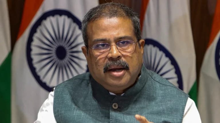 മുട്ടുകുത്തിച്ച് ഇന്ത്യന്‍ യുവത്വം, രാജിവെച്ച് വിദ്യാഭ്യാസ മന്ത്രി ധര്‍മേന്ദ്ര പ്രധാന്‍