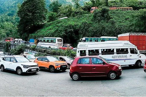 താമരശ്ശേരി ചുരത്തിൽ അതിരൂക്ഷമായ ഗതാഗതക്കുരുക്ക്: മണിക്കൂറുകളോളം വാഹനങ്ങൾ കുടുങ്ങിക്കിടക്കുന്നു ; ജാഗ്രതാ നിർദേശം