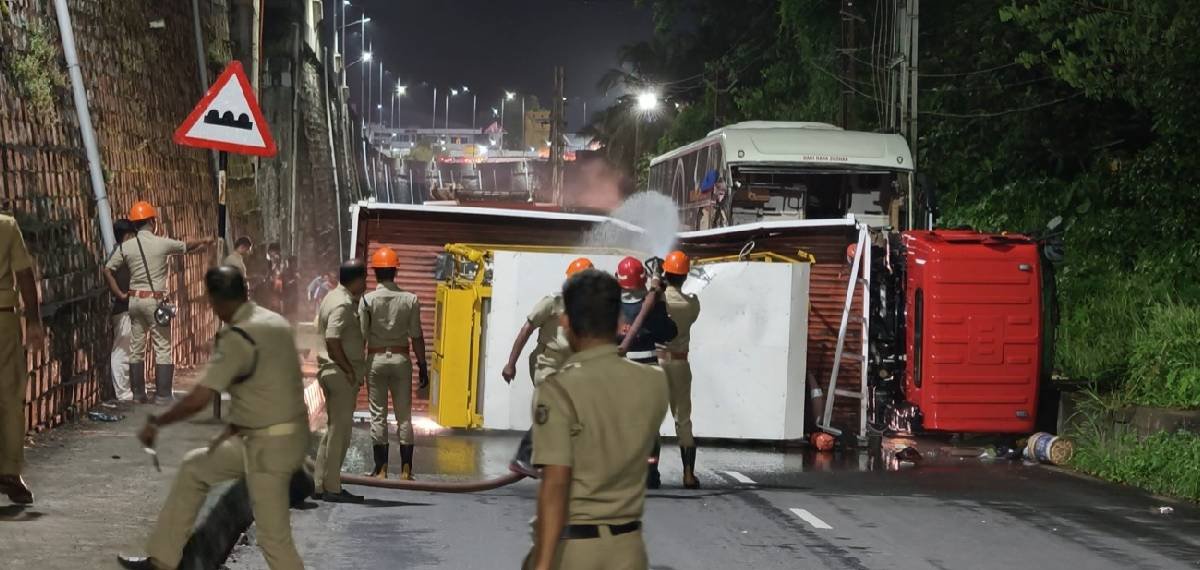 വടക്കഞ്ചേരിയില് ബസുമായി കൂട്ടിയിടിച്ച് സിഎന്ജി ഗ്യാസ് ലോറി മറിഞ്ഞു; 9 പേര്ക്ക് പരിക്ക്