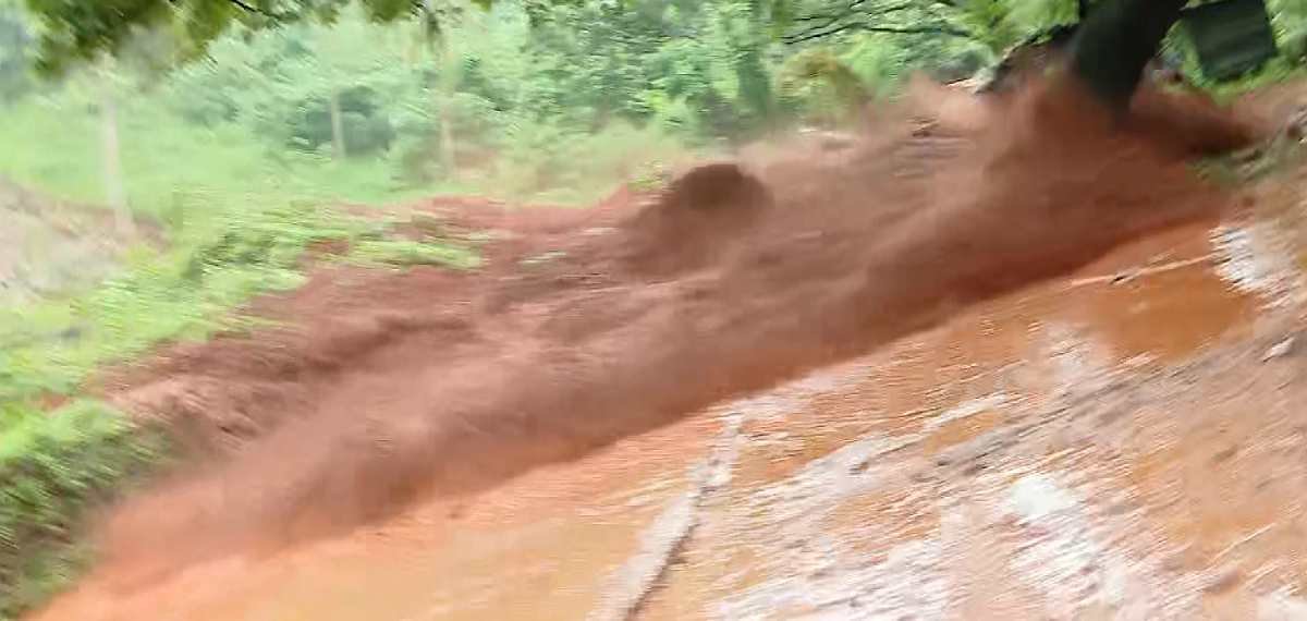 മലപ്പുറം- പാണക്കാട് റോഡില് വന് മണ്ണിടിച്ചില്, മണ്ണ് പൂര്ണമായും റോഡിലേക്ക് ഇടിഞ്ഞ് വീണു