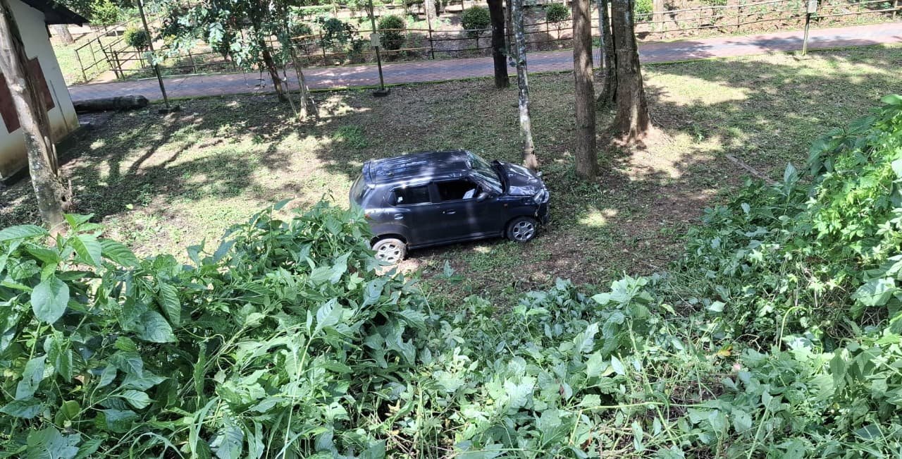 മാനന്തവാടി പാലത്തിന് സമീപം പഴശ്ശി പാർക്കിനടുത്തായി നിയന്ത്രണം വിട്ട കാർ താഴ്‌ചയിലേക്ക് മറിഞ്ഞ് അപകടം.